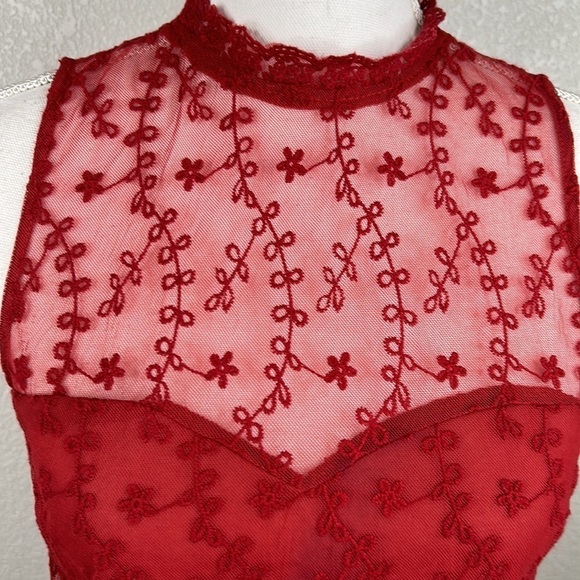 Forever 21 Burgundy Lace Cropped Sleeveless Top Size Small - Picture 2 of 6